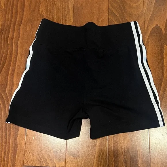 adidas Originals Shorts - Picture 4 of 8